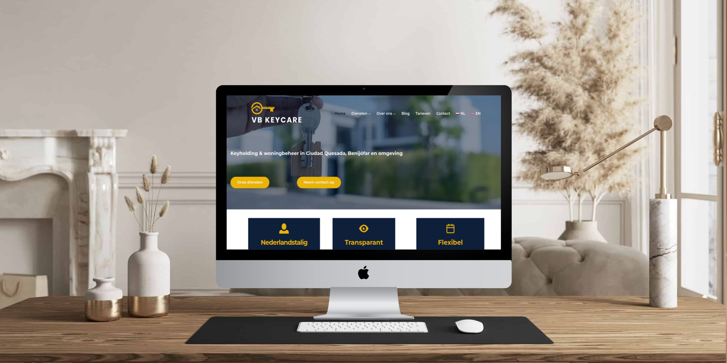 Desktop computer met website ontwerp